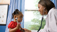 Médico y paciente joven