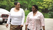 Dos mujeres caminando
