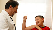 Médico y pequeño paciente