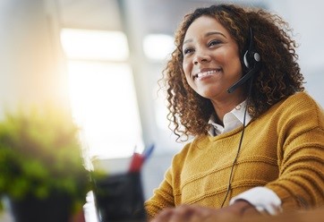 mujer trabajando en call center