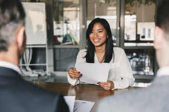 mujer en entrevista de trabajo