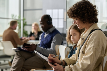 mujer escribiendo en el portapapeles