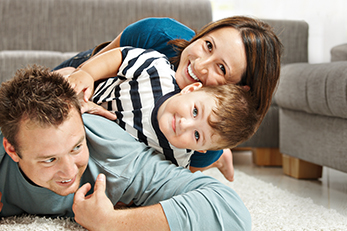 Padres jugando con hijo