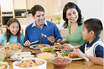 Familia comiendo alrededor de la mesa