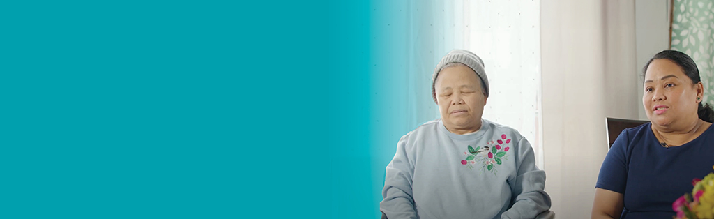 mujer hablando por teléfono