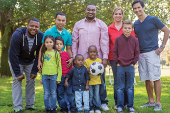 grupo diverso multigeneracional en el parque
