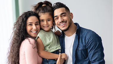 Padres e hija sonriendo