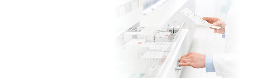 farmacéutico sacando medicamentos de una gaveta