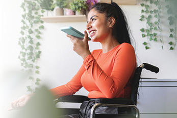 mujer en silla de ruedas hablando por teléfono
