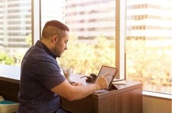 hombre usando su iPad para Mi Molina
