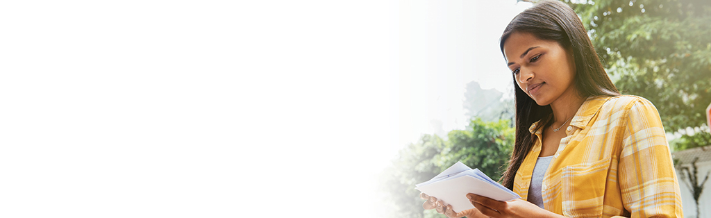 mujer mirando el correo